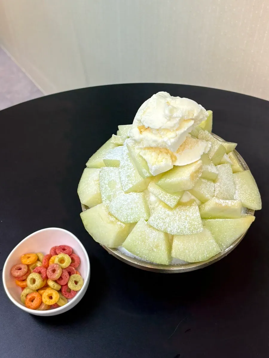 Bingsu, juice, and crêpe menu