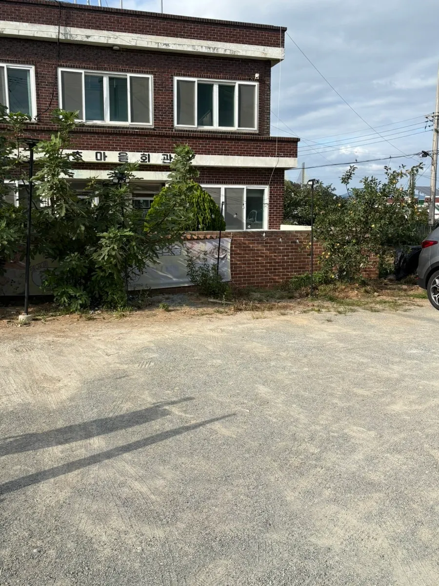 Spacious parking area in front of the café