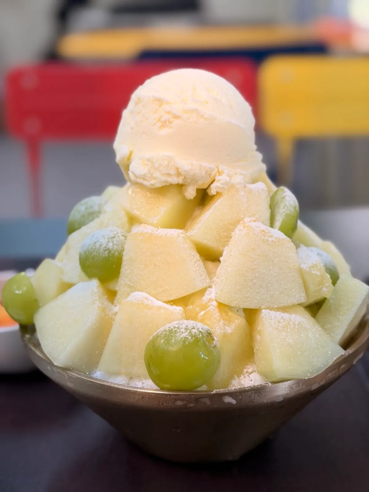 Melon bingsu piled with melon and shine muscat grapes