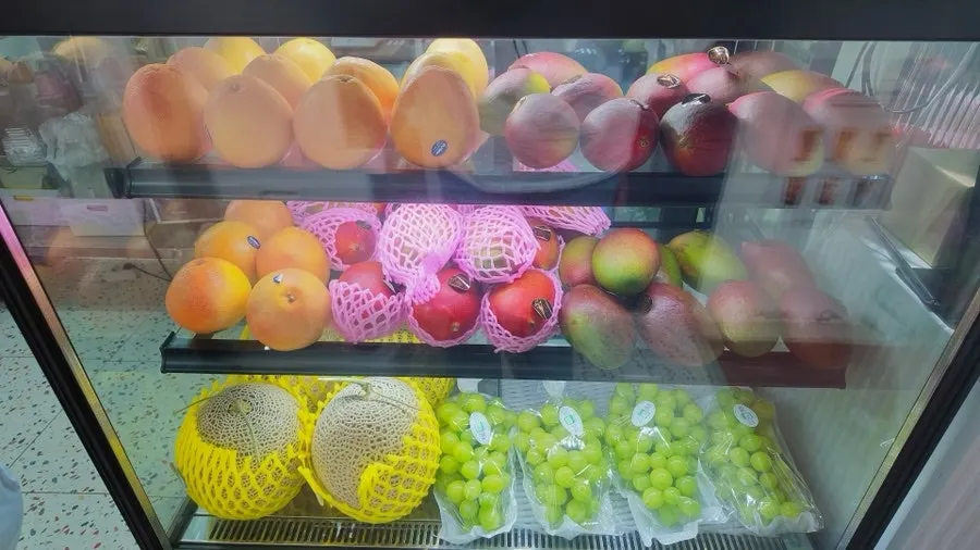 Peach bingsu packed with fruit at Gwaireui Sup Yeosu Branch in Dolsan, Yeosu