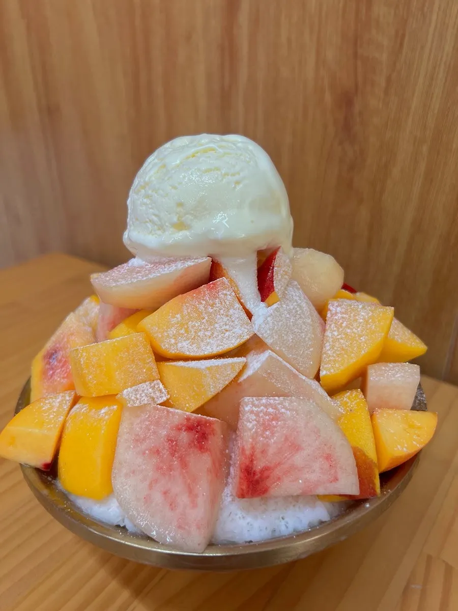 Peach bingsu generously filled with fruit