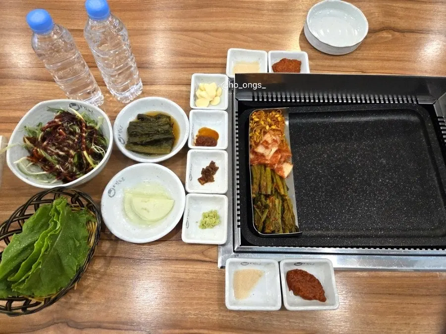 파 절임 갓김치 장아찌 쌈무 등 밑반찬 상차림