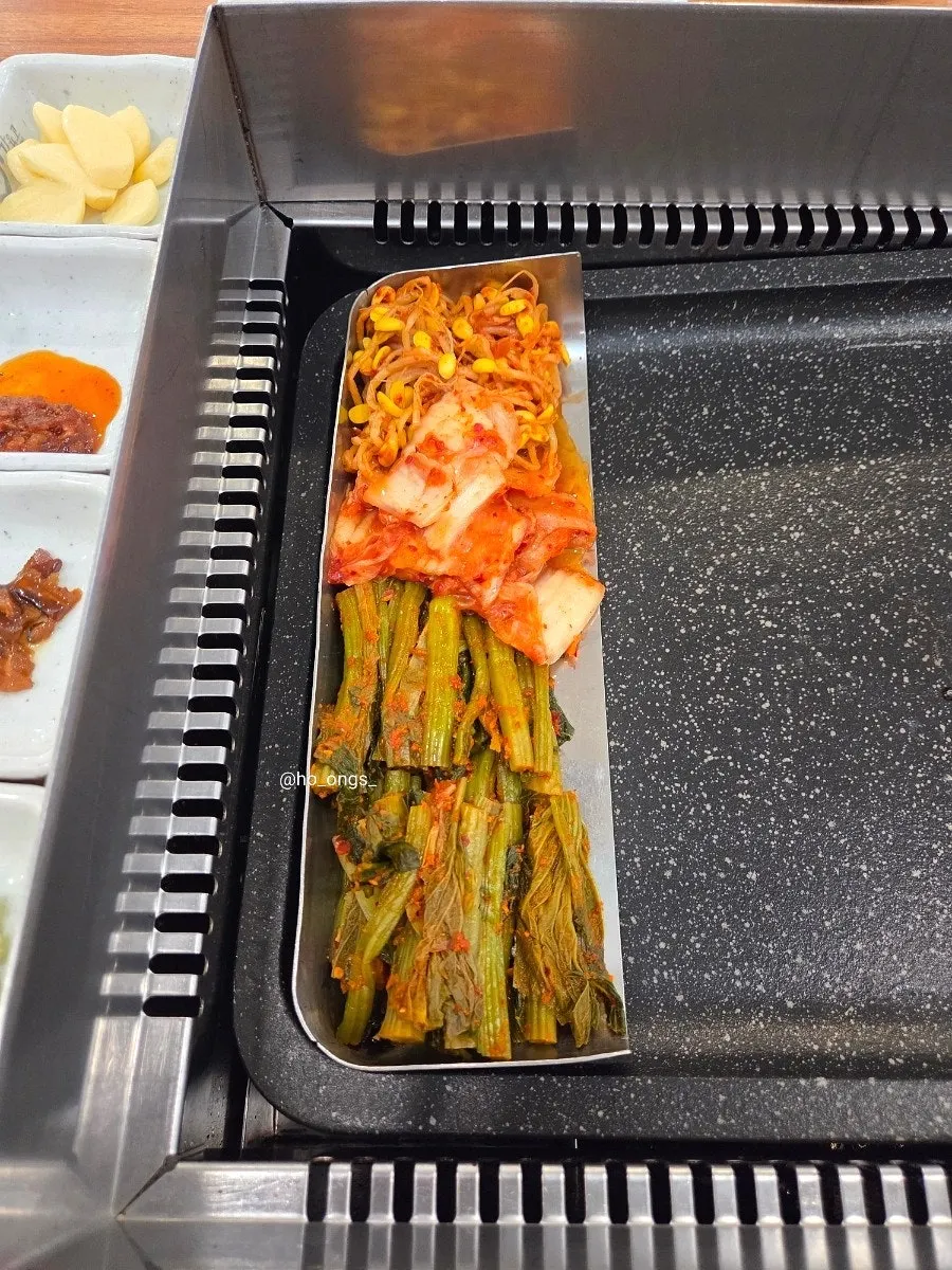 콩나물무침과 김치가 올라간 불판