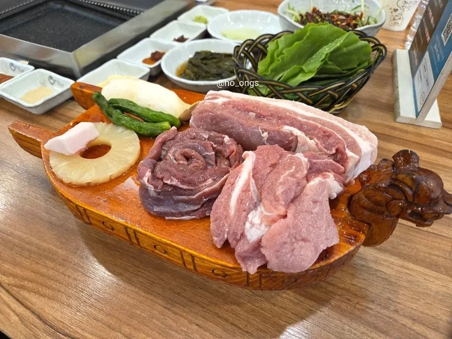 불판에서 구워지는 숙성 삼겹살