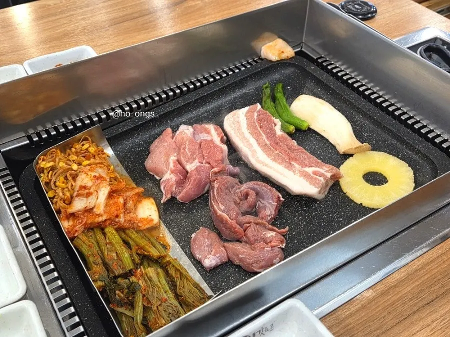 거북선 모양 트레이에 담긴 생고기