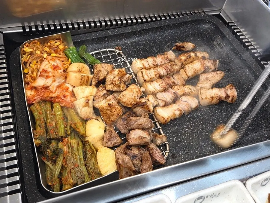 직원이 구워주는 육향살과 목살