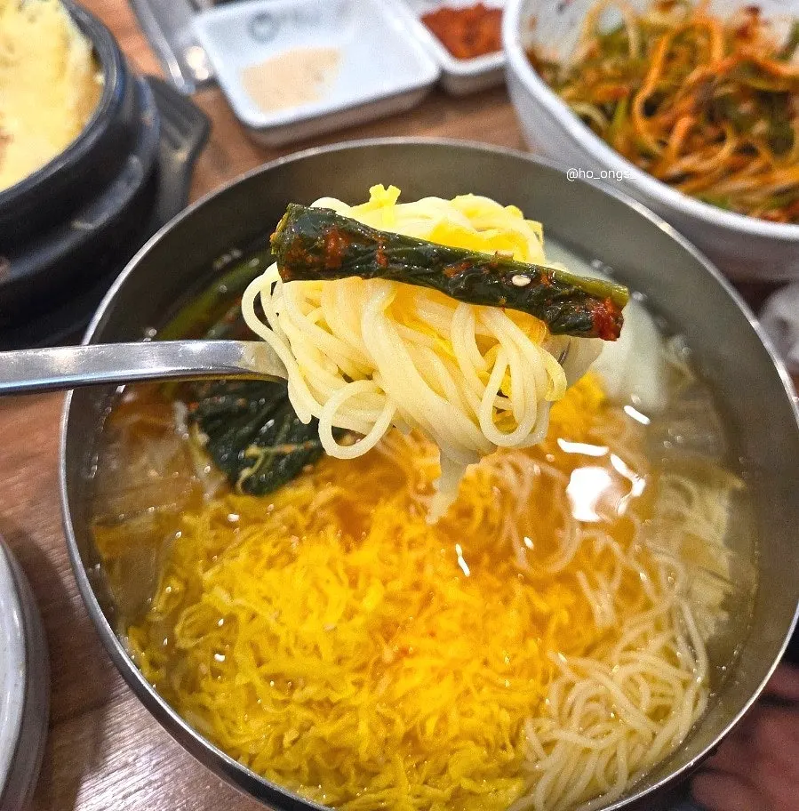 얼음 육수에 소면과 갓김치를 올린 갓김치냉국수