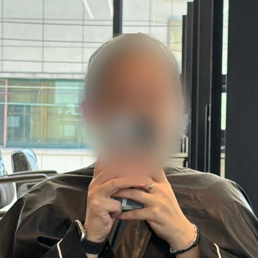 白髪部分を丁寧に塗布する染め過程