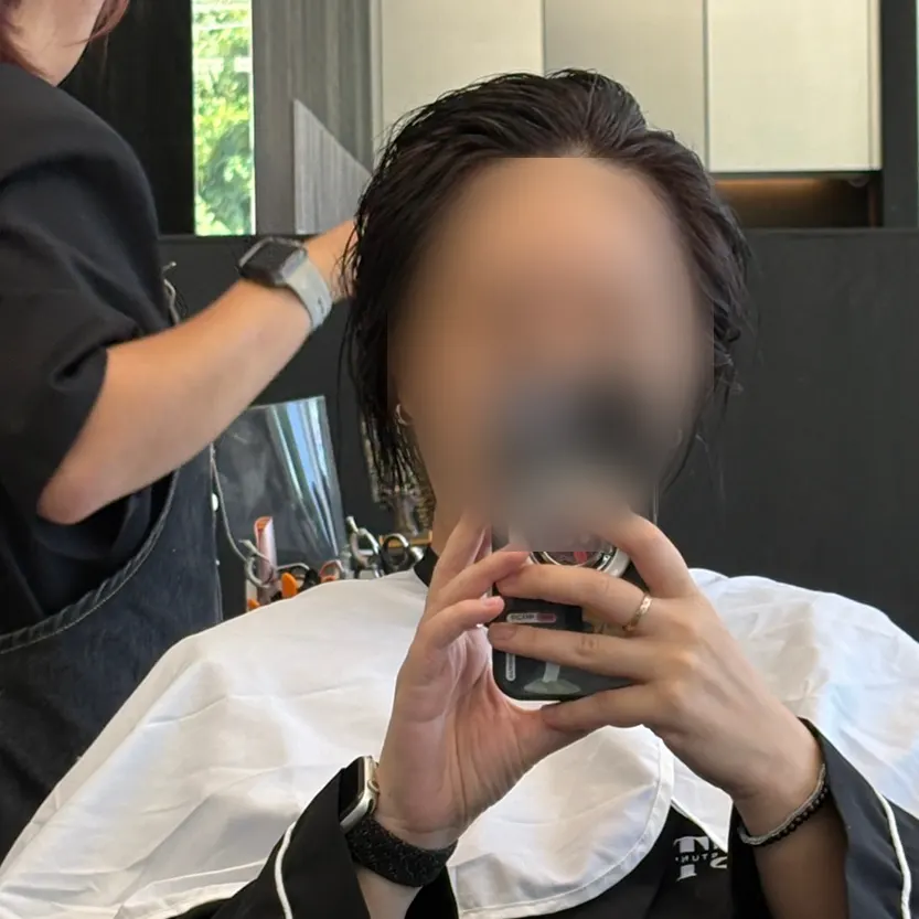 染め後シャンプーの準備をする過程
