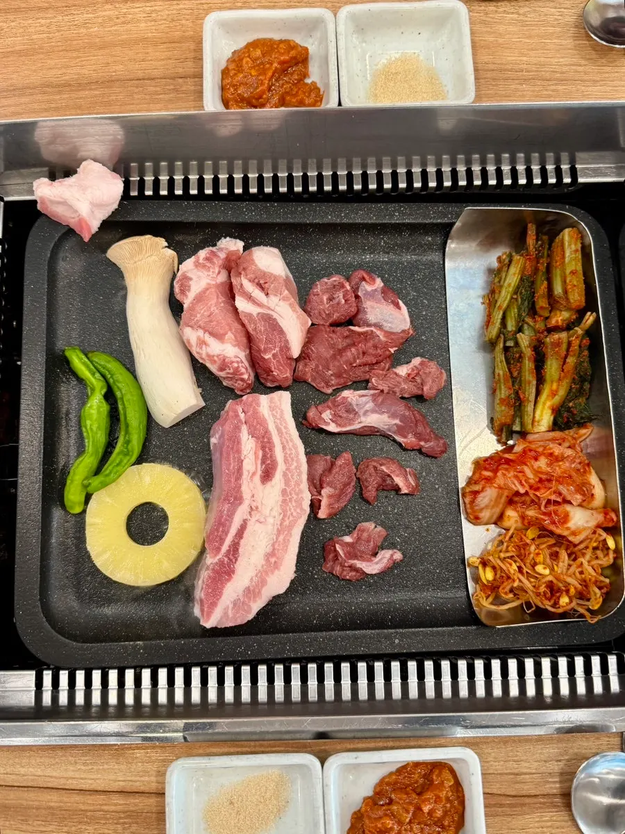 불판 위에서 구워지는 숙성 삼겹살