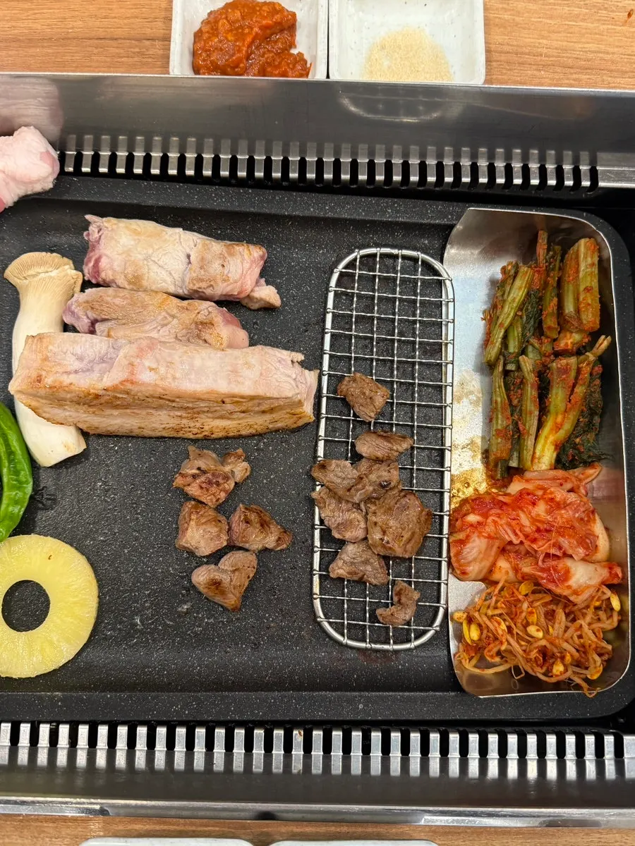 그릴링 서비스로 노릇하게 익은 고기
