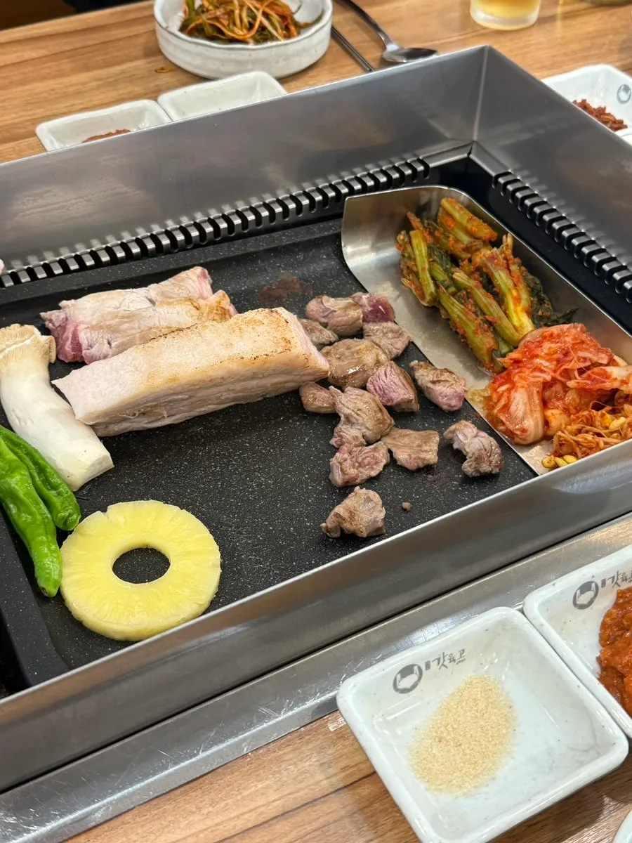 불판 위 삼겹살과 육향살, 목살
