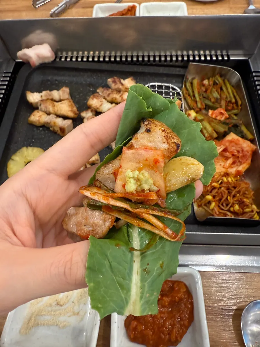 육즙 가득한 두툼한 고기 한 점