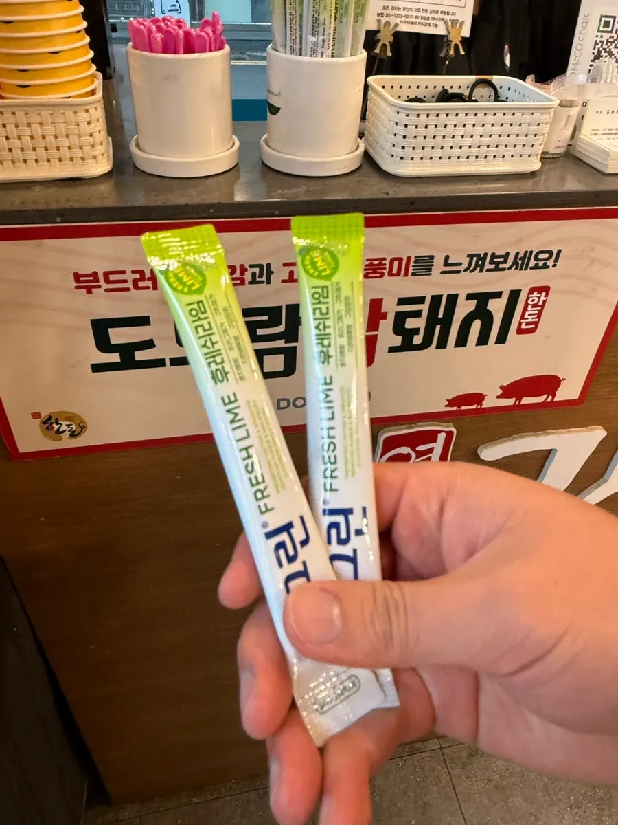 마무리로 즐긴 고기 쌈 한 입