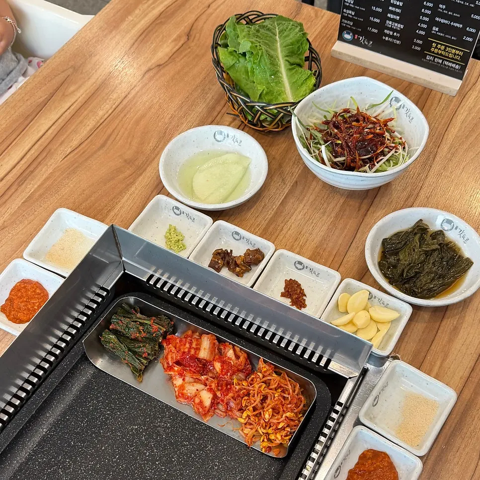 돌산갓김치와 기본 찬이 올라간 불판 세팅
