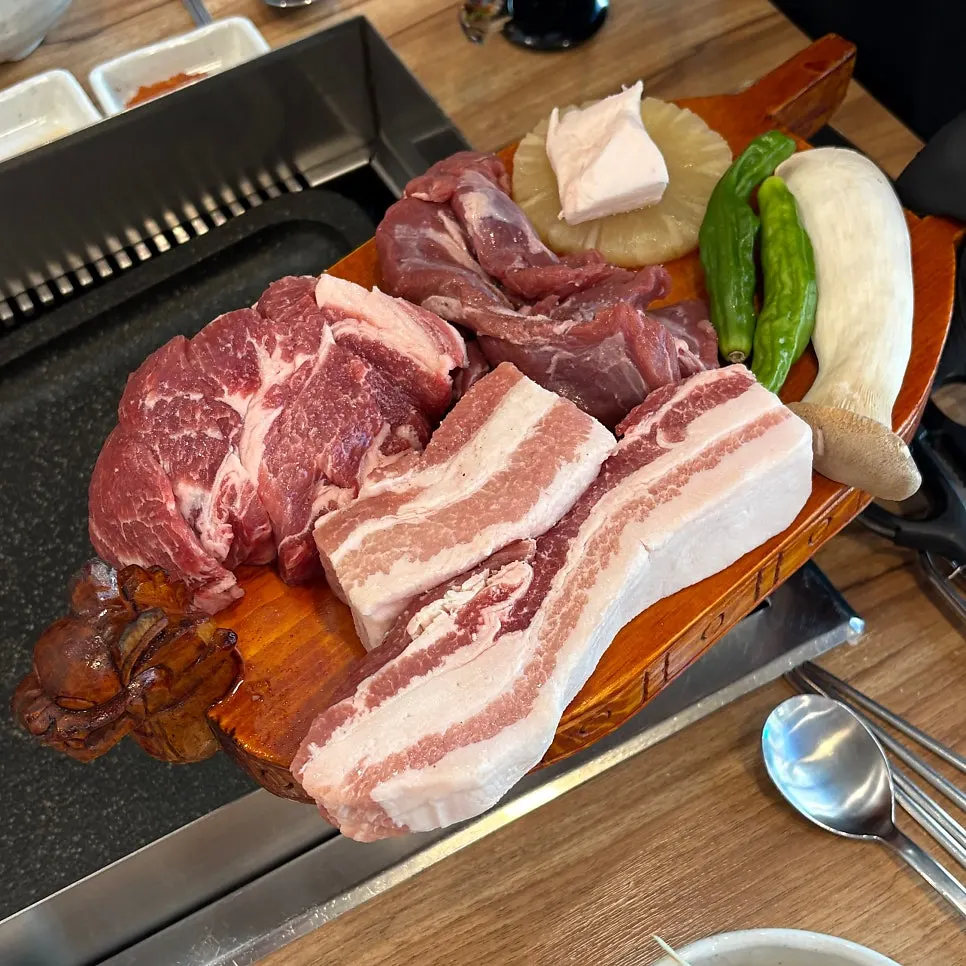 숙성 삼겹살·육향살·목살로 구성된 한판 고기 700g