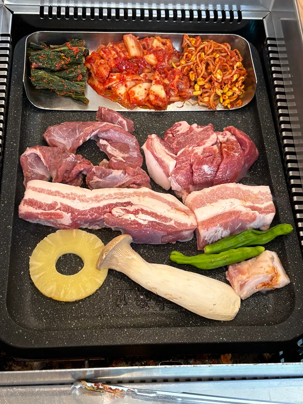불판에 올려 굽기 시작한 숙성 돼지고기