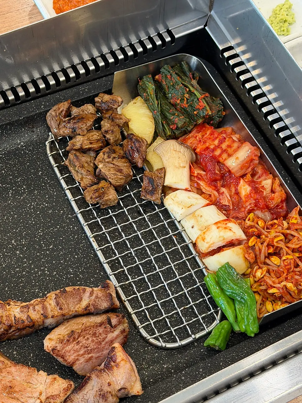 노릇하게 구워진 고기가 올라간 불판