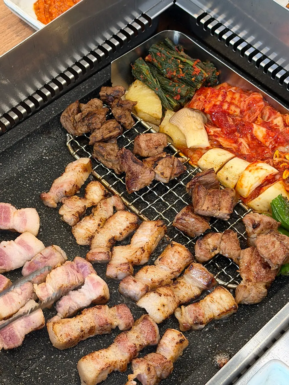 겉바속촉으로 익은 구이 클로즈업