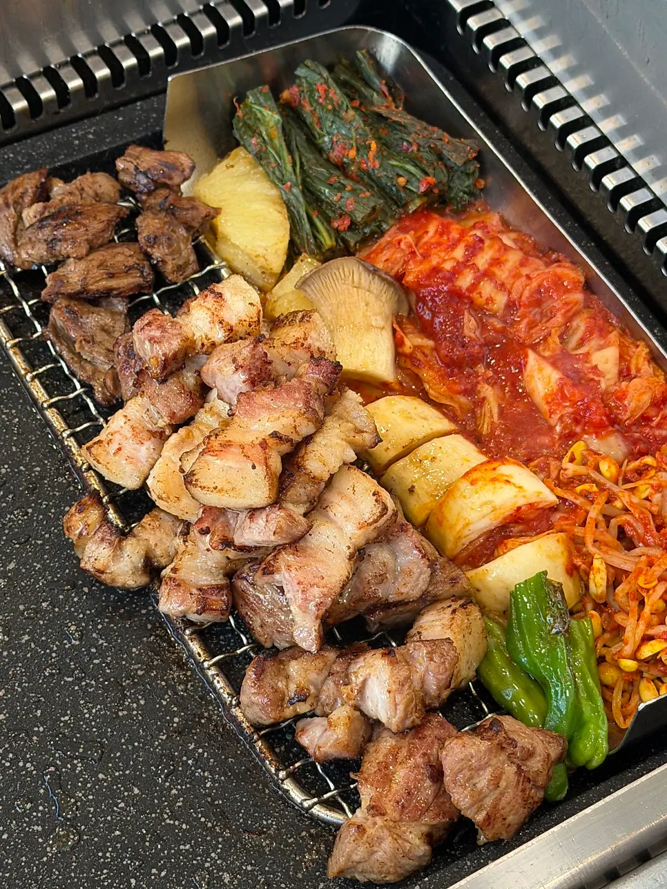 구워진 육향살과 함께 익는 갓김치