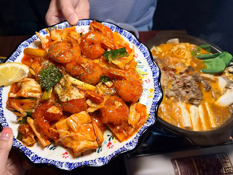 달콤매콤 소스를 입힌 칠리 새우 한 접시