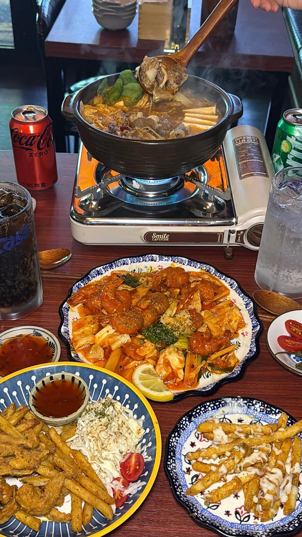 츠키야 안주와 술이 놓인 테이블 세팅