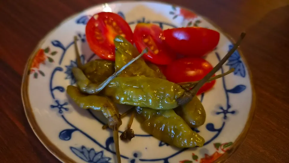 곁들이로 나온 토마토와 고추