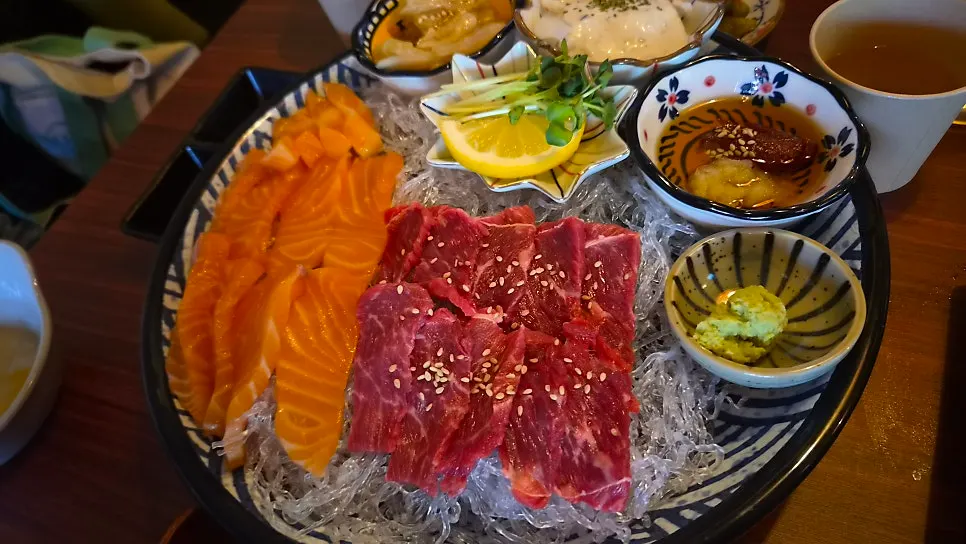 테이블에 차려진 안주 상차림