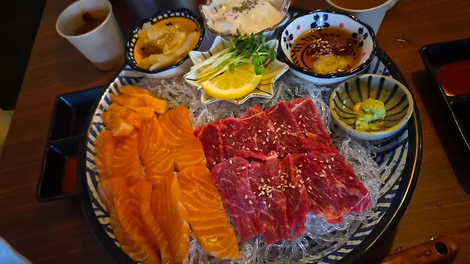 한우육사시미와 연어사시미 반반 접시