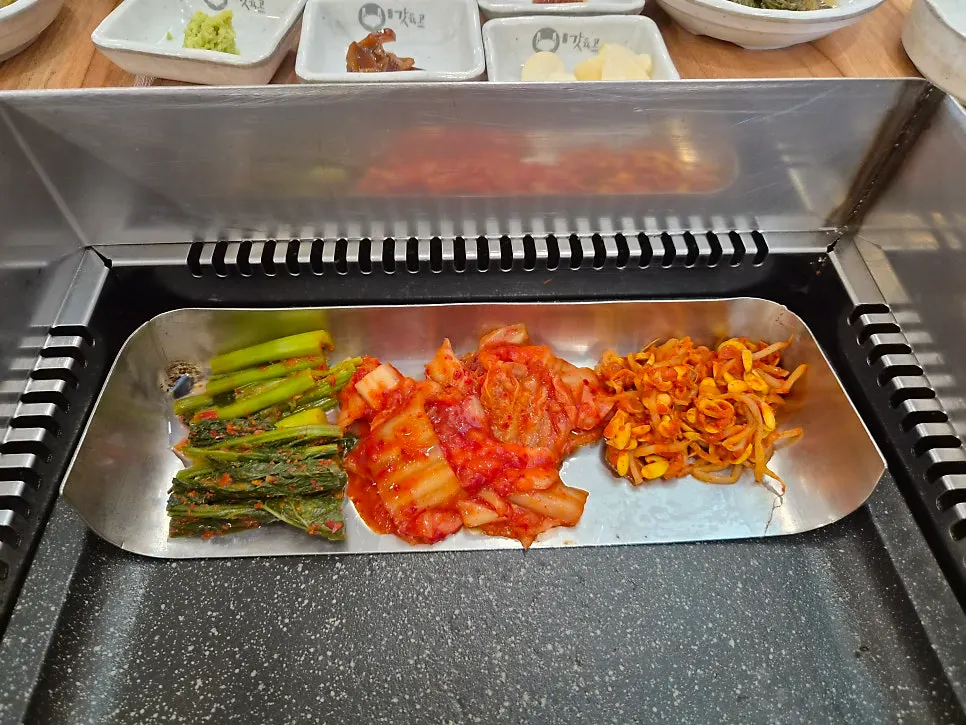 세팅이 끝난 고기집 테이블
