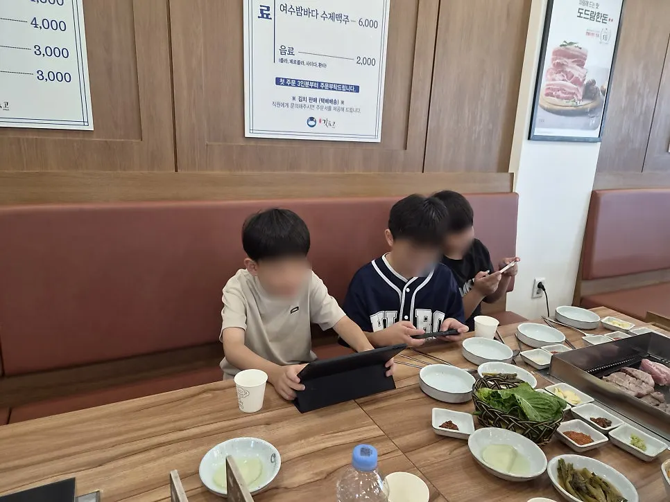 스탭이 구워주는 불판 위 고기