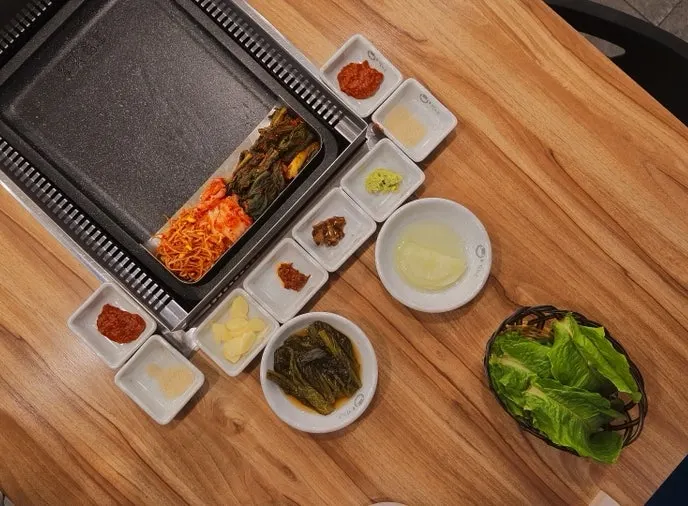 Neatly arranged basic table setting at Gasyukgo