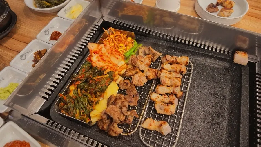 Grilled meat served onto plates by cut