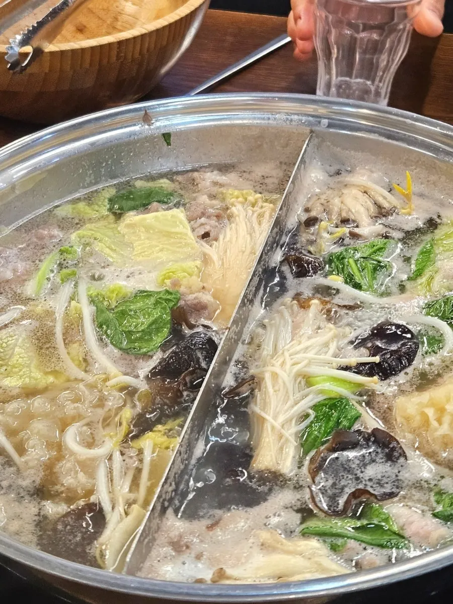 샤브샤브 국물에 재료를 넣은 모습