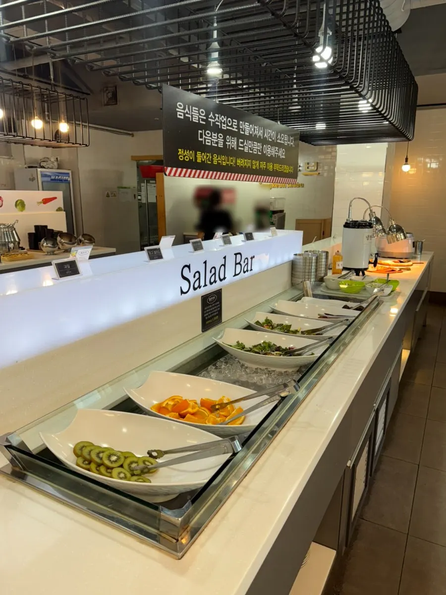 Group seating area with many tables at Tongkeun Shabu