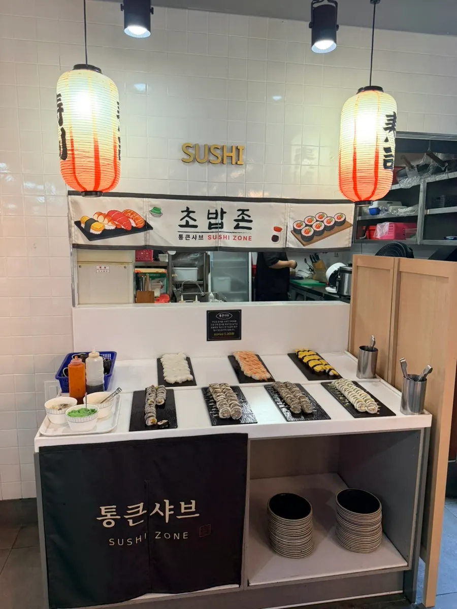 김밥과 롤 초밥이 놓인 일식존