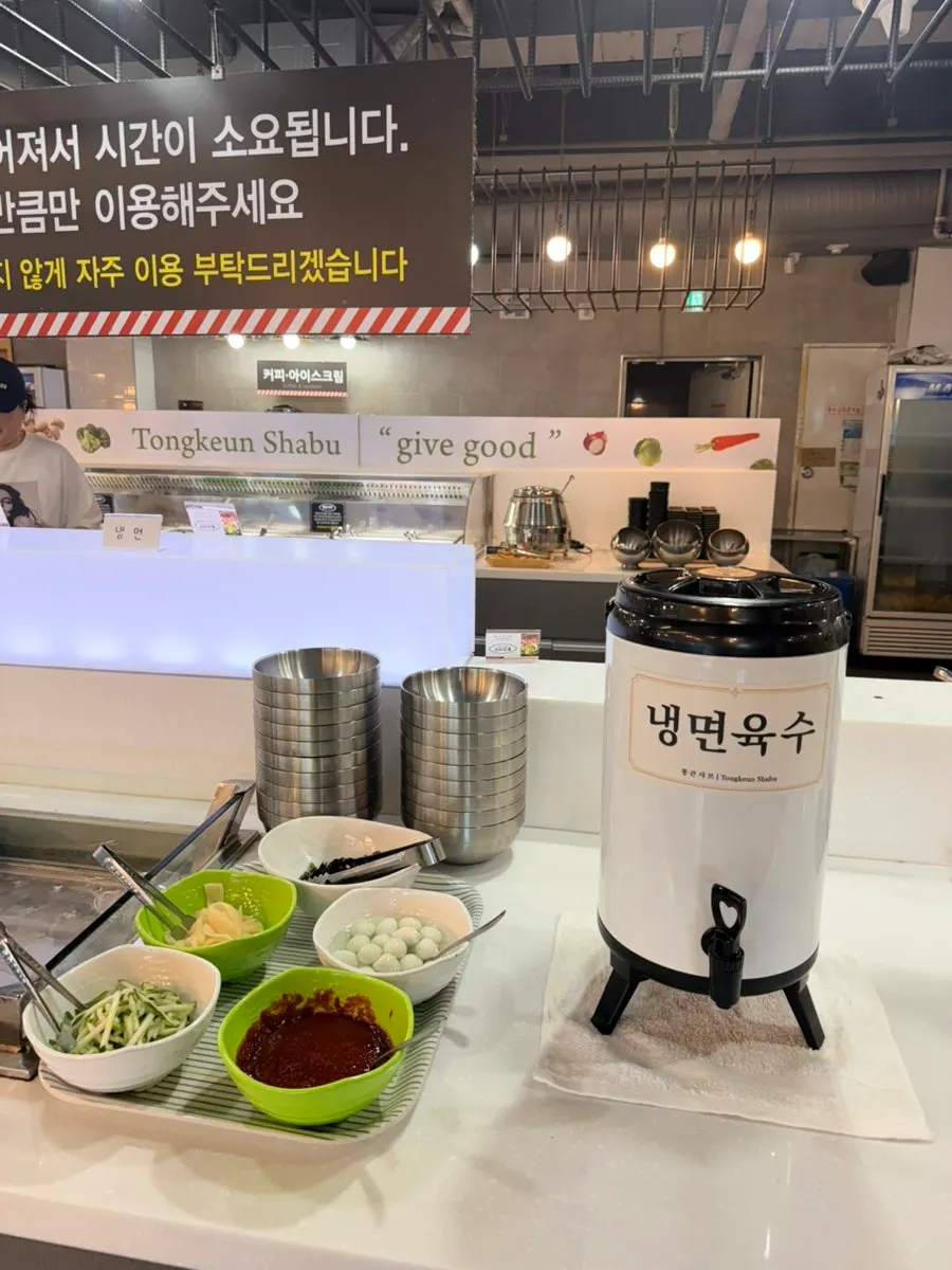 샐러드바에서 담아온 접시