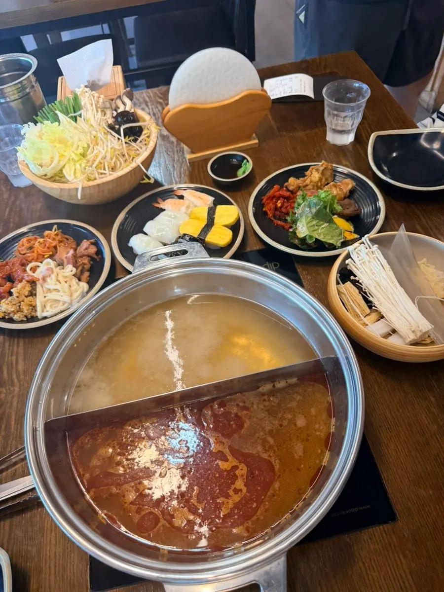 샤브샤브 고기와 야채를 건져 담은 그릇