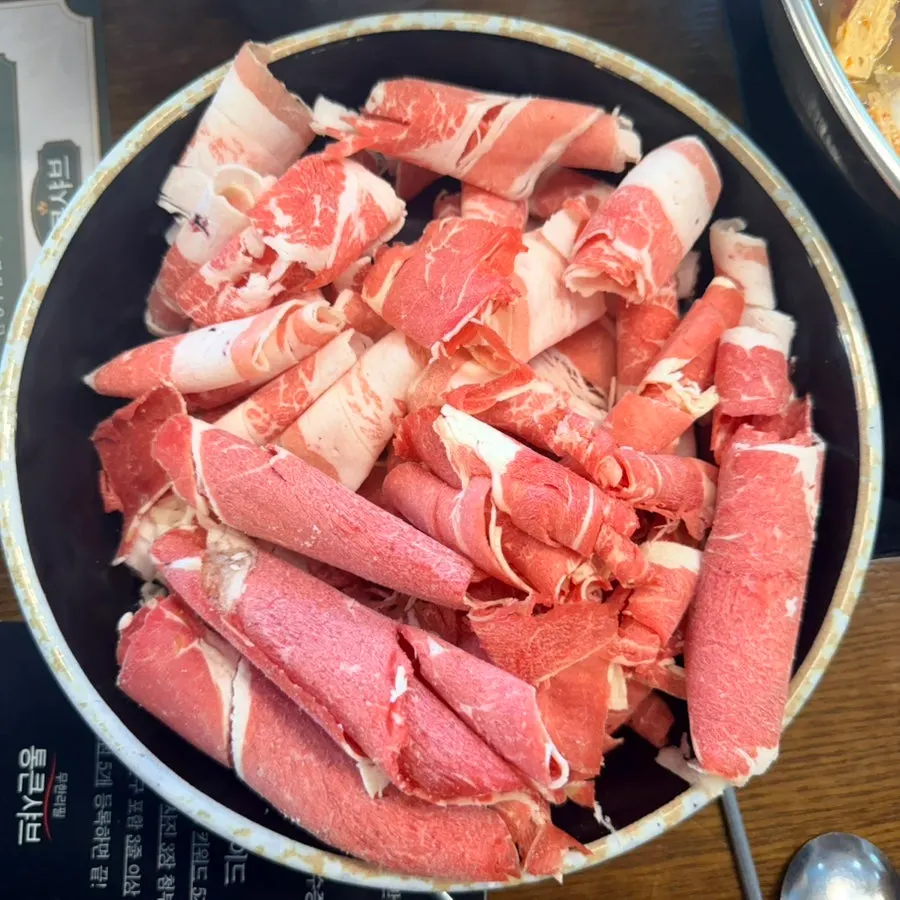 기본 육수와 마라 육수 반반 냄비