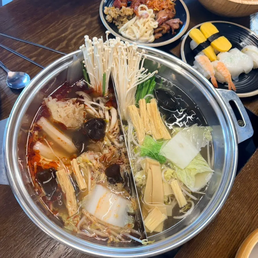 소스에 찍은 샤브샤브 고기