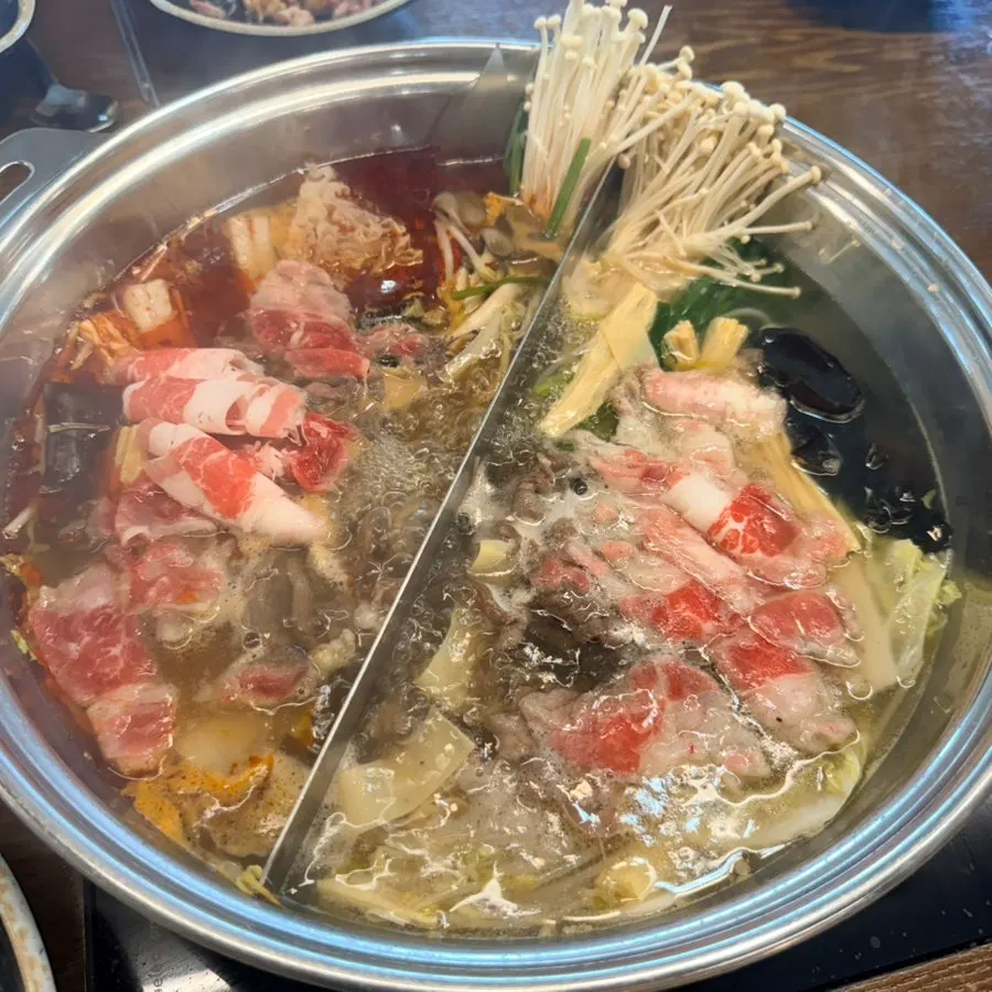 마라 육수에 익힌 고기와 야채