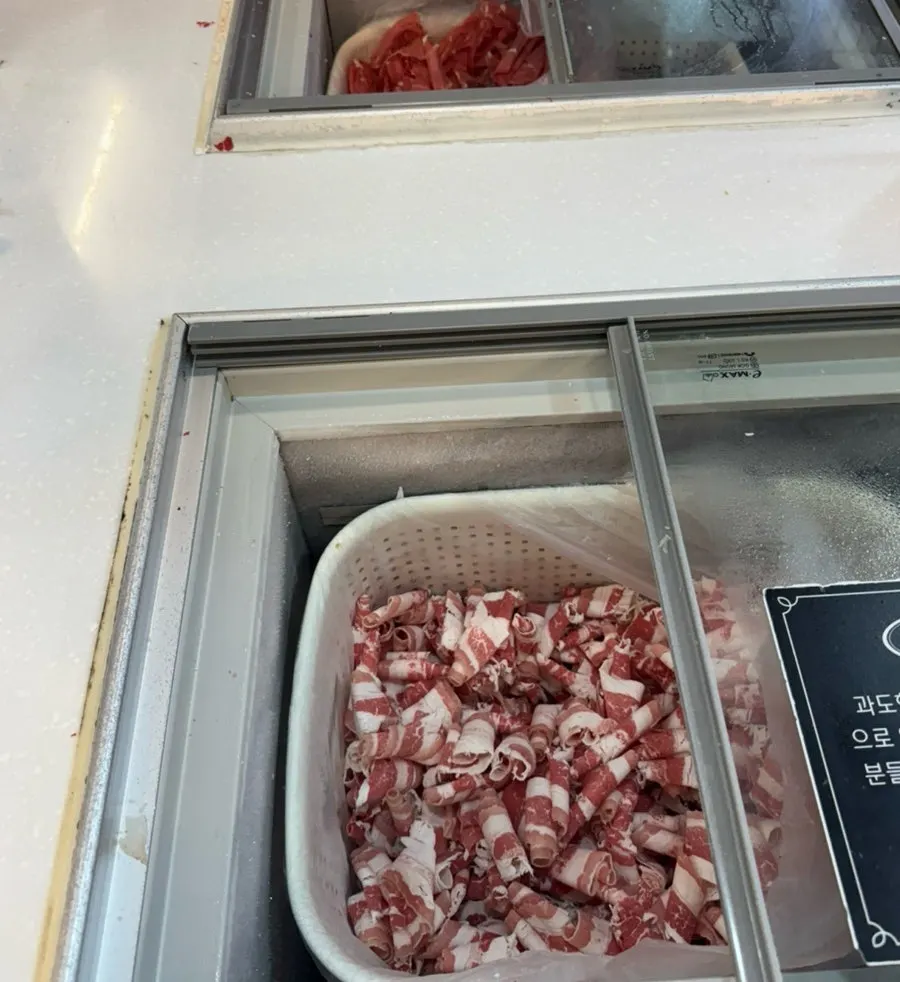 무한리필로 가져온 우삼겹 고기 접시