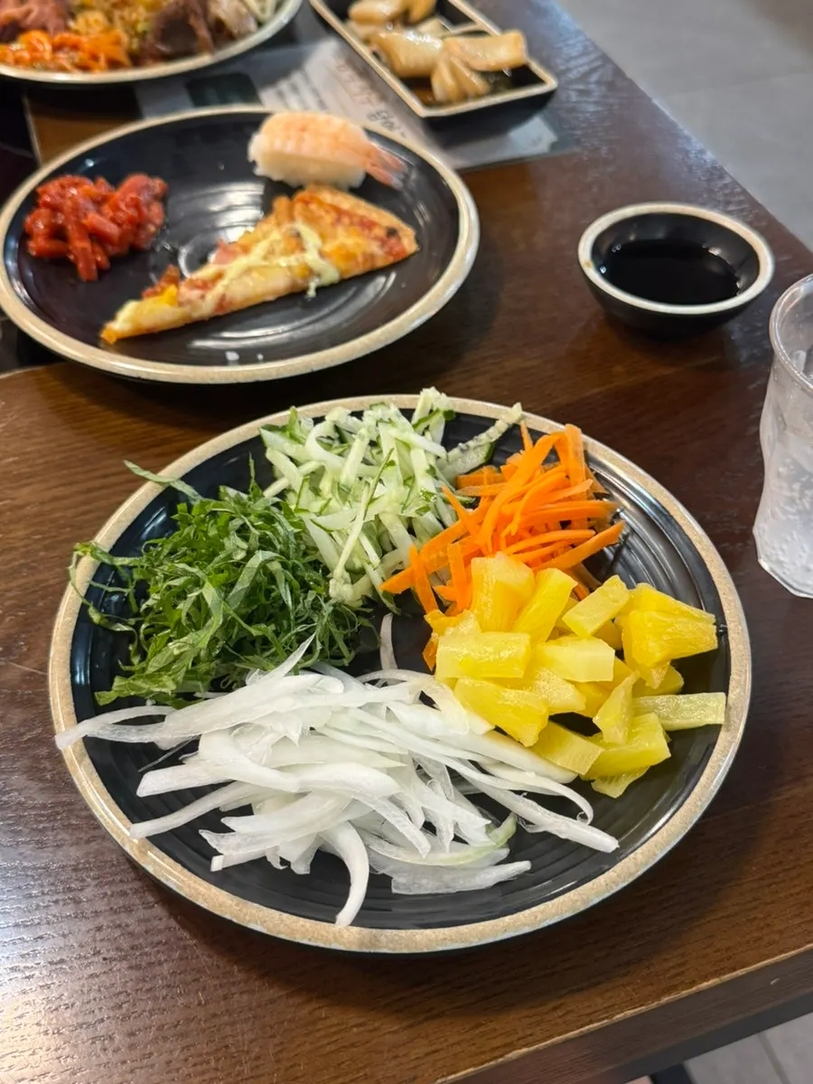 월남쌈 재료가 담긴 접시