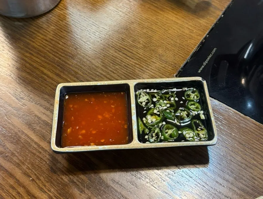 칠리소스와 간장 폰즈 소스에 찍은 우삼겹