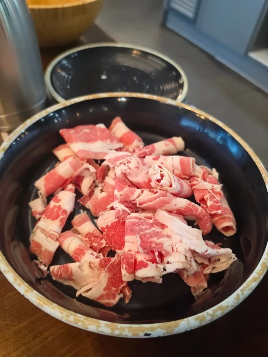 샤브샤브와 함께 담아온 피자와 초밥 접시