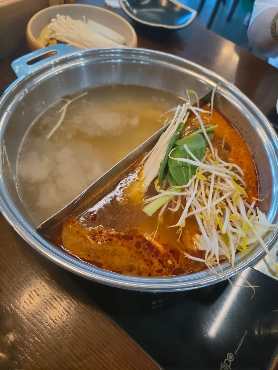 얇게 썬 우삼겹 샤브샤브 고기 접시