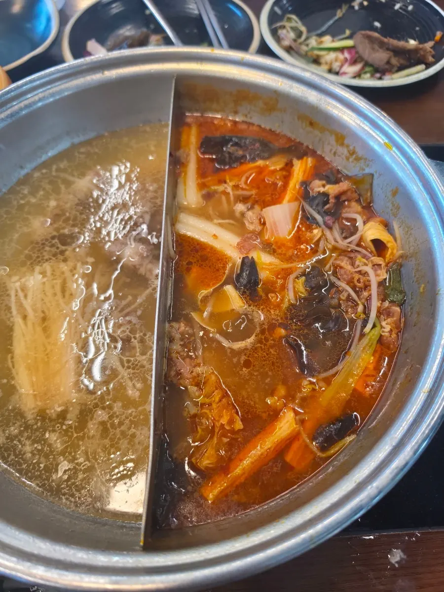 통큰샤브 2인석과 4인석 테이블