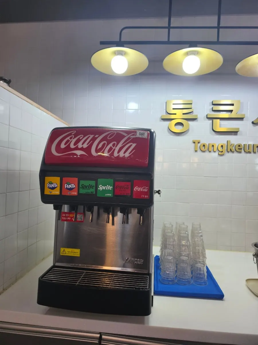 마라육수에 고기와 채소를 익히는 모습