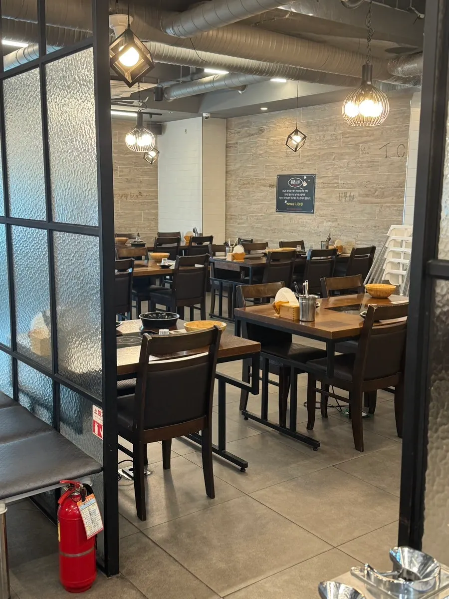 Entrance to Tongkeun Shabu's 3rd floor showing business hours