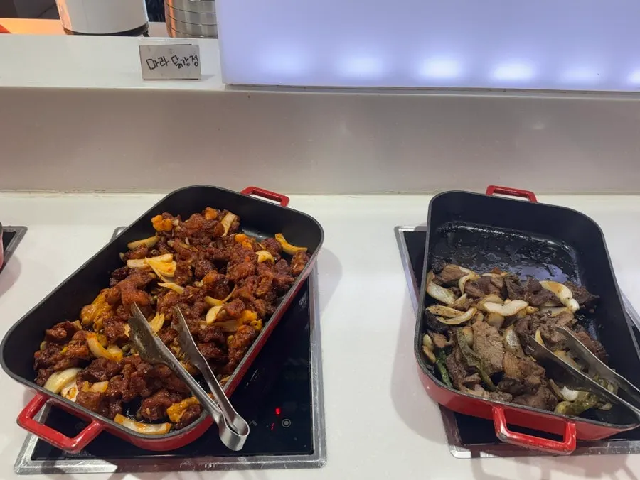 Self-bar with jjolmyeon noodles and smoked duck